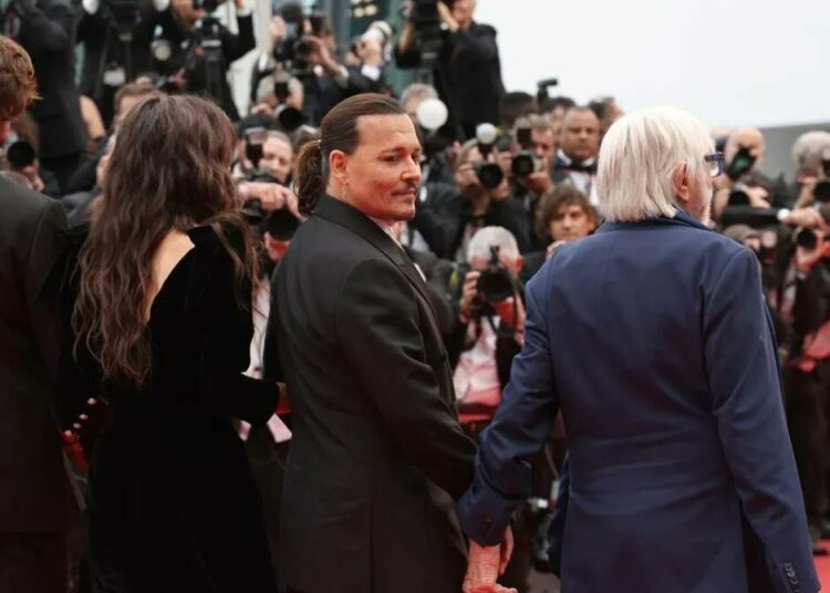 Johnny Depp regresó al Festival de Cannes y estalló en lágrimas sobre el escenario