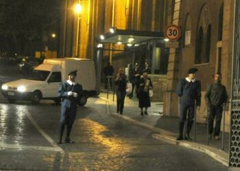 La policía dispara a coche que ingresa a toda velocidad al Vaticano: hay un detenido