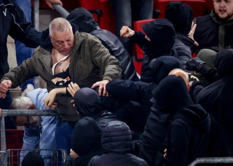 Jugadores del West Ham se enfrentan a los ultras del AZ Alkmaar para defender a sus familias