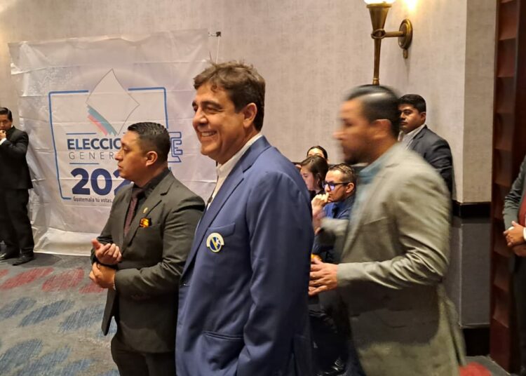Suspenden en Guatemala candidatura presidencial de líder en encuestas, mientras él se encontraba en El Salvador