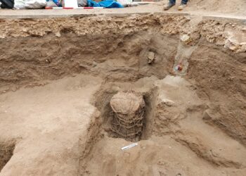 Hallan una tumba prehispánica mientras instalan tuberías de gas en Lima