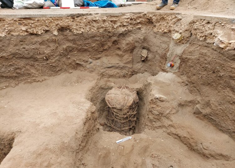 Hallan una tumba prehispánica mientras instalan tuberías de gas en Lima