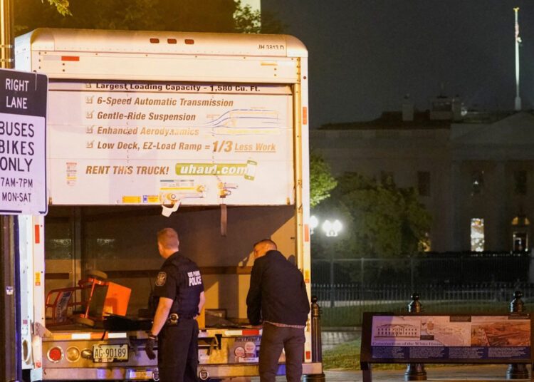 Un camión se estrelló contra las barreras de seguridad de la Casa Blanca