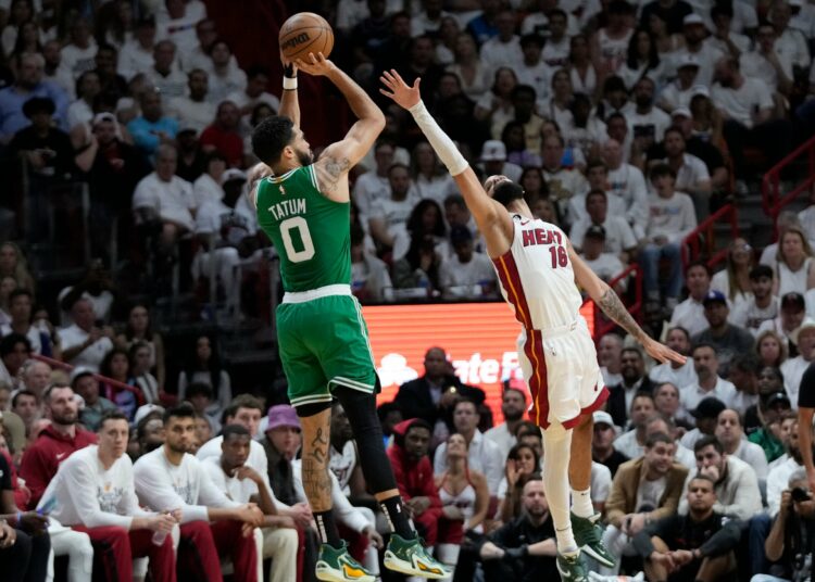 Los Celtics evitaron la barrida de los Heat y van por la hazaña en la Conferencia Este