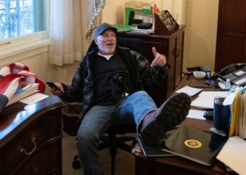 Icónico asaltante del Capitolio condenado a más de cuatro años de prisión