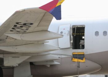 Habló el hombre que abrió la puerta de emergencia de un avión de Asiana Airlines en pleno vuelo