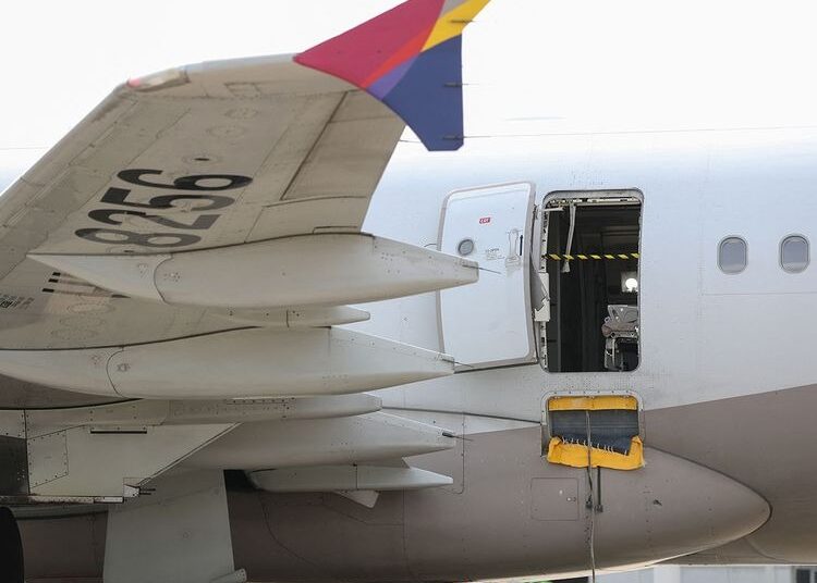 Habló el hombre que abrió la puerta de emergencia de un avión de Asiana Airlines en pleno vuelo
