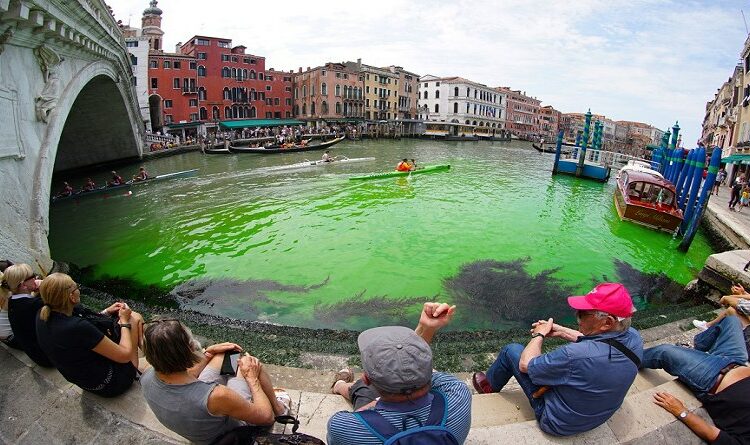 El agua del Gran Canal de Venecia apareció teñida de un misterioso verde fluorescente