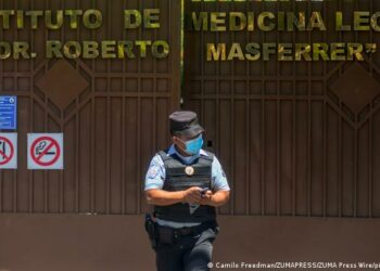 Familiares de los fallecidos en el Estadio Cuscatlán llegan a Medicina Legal