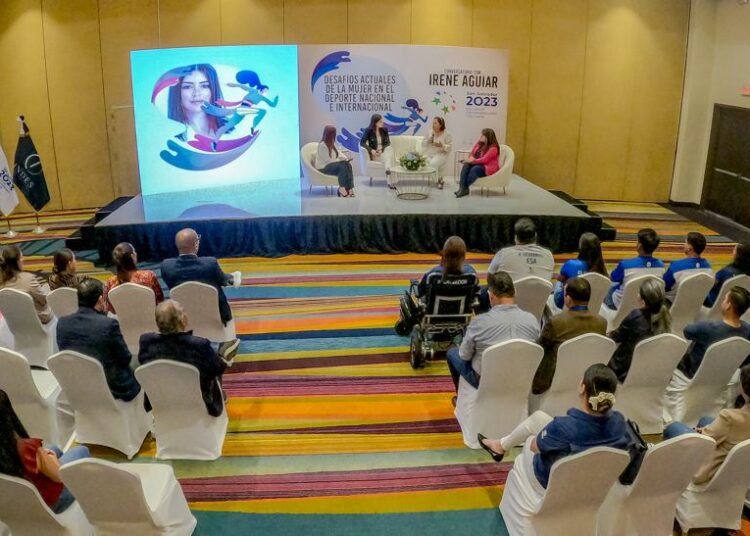 Desarrollan conversatorio sobre el papel de la mujer en el deporte nacional e internacional