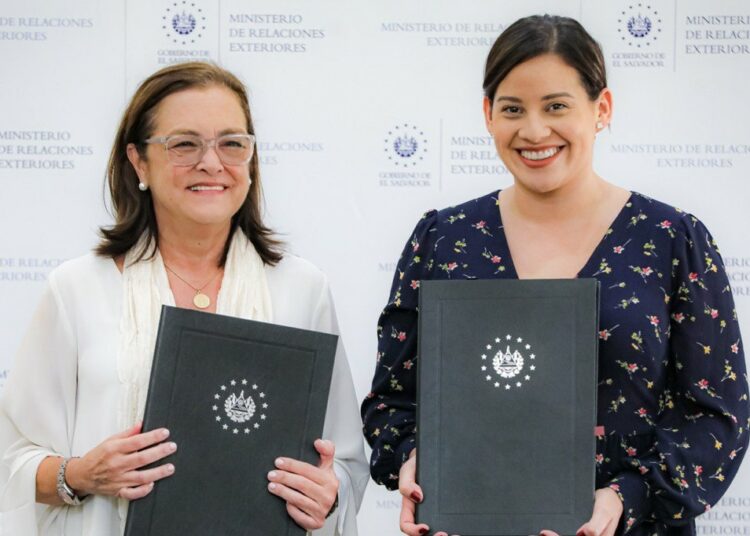 Gobierno promueve destinos turísticos con salvadoreños en el exterior