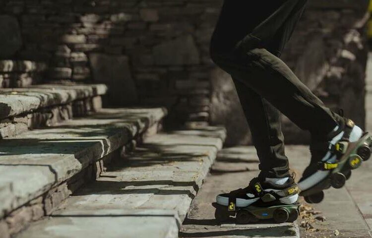 Crean unos zapatos con inteligencia artificial que aumentan un 250% la velocidad al caminar