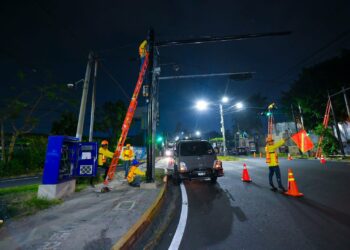 MOPT continúa con la instalación de semáforos inteligentes