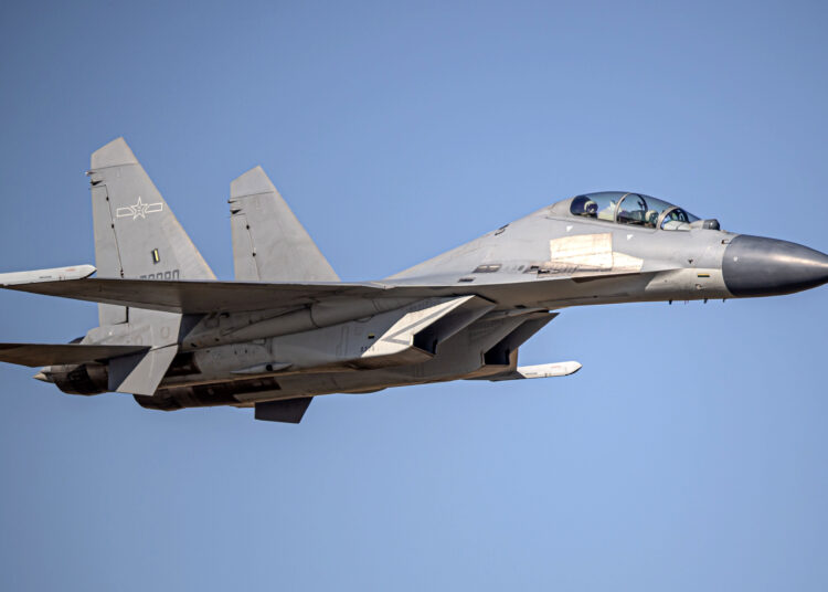 Estados Unidos denunció que un avión de combate chino realiza «maniobra innecesariamente agresiva» cerca de avión de reconocimiento