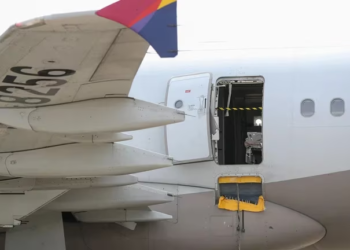 Arrestan a pasajero que abrió la puerta de emergencia de un avión en pleno vuelo en Corea del Sur