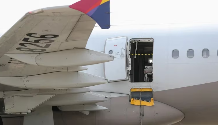 Arrestan a pasajero que abrió la puerta de emergencia de un avión en pleno vuelo en Corea del Sur