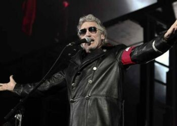 La policía de Berlín investiga a Roger Waters tras lucir un disfraz que glorificaría al nazismo