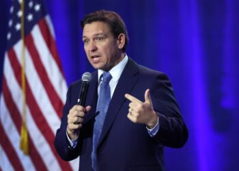DeSantis inicia campaña presidencial en Iowa con críticas a Trump