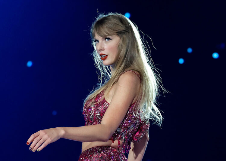 (VIDEOS) Taylor Swift reprendió a un guardia de seguridad que maltrató a una fanática en pleno concierto