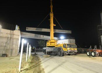 Colocan vigas en la construcción del paso multinivel del redondel Integración