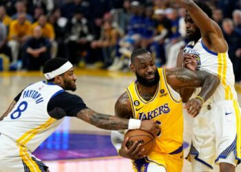 Los Warriors evitan eliminación tras vencer a Los Lakers 121-106