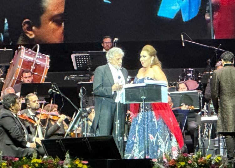 El Maestro español Plácido Domingo conquistó el corazón de los salvadoreños junto a la OSES