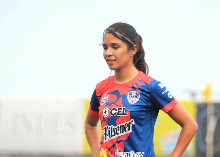 Yamileth Roscala se reincorporó a BS-UES en la Liga de Fútbol Playa
