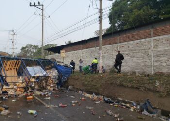 Camión vuelca y deja dos lesionados en accidente de tránsito