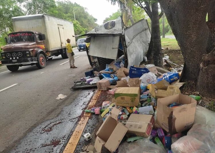 Camión con mercadería variada vuelca en accidente de tránsito en carretera a Comalapa