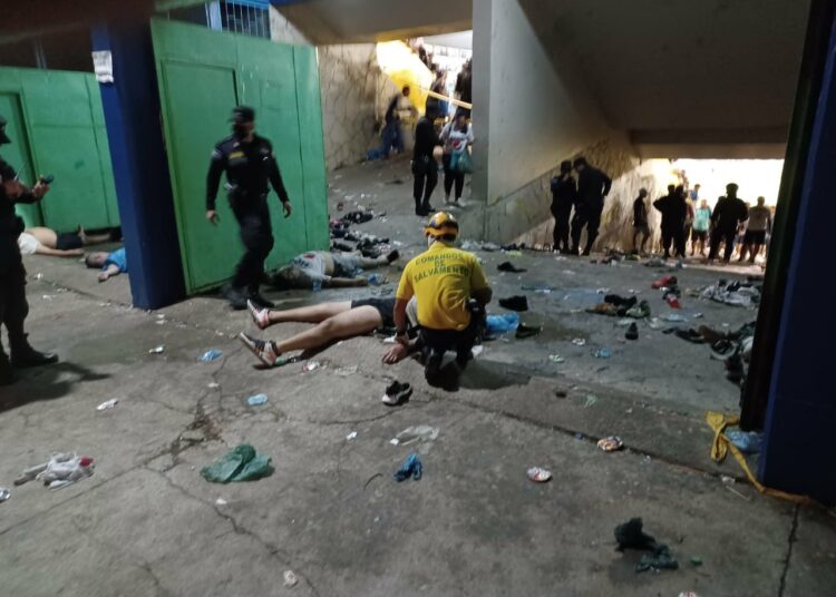 VIDEOS | Asciende a 12 el número de muertos en el Estadio Cuscatlán durante el partido entre Alianza-Fas