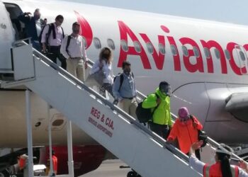 Ante denuncia del ministro Rolando Castro, Avianca ofrecerá un vaso de agua «gratis» a sus pasajeros