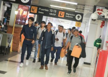 Nuevo grupo de salvadoreños parte a trabajar a Canadá