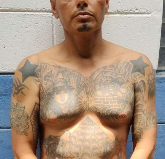Capturan a sujeto que trató de borrar tatuajes alusivos a las pandillas