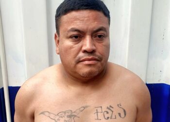 Policía captura a sujeto que intentó esconder sus tatuajes alusivos a las pandillas 