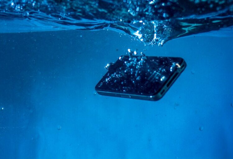 Un funcionario indio fue suspendido por ordena vaciar un embalse tras dejar caer su celular al tomarse una selfi