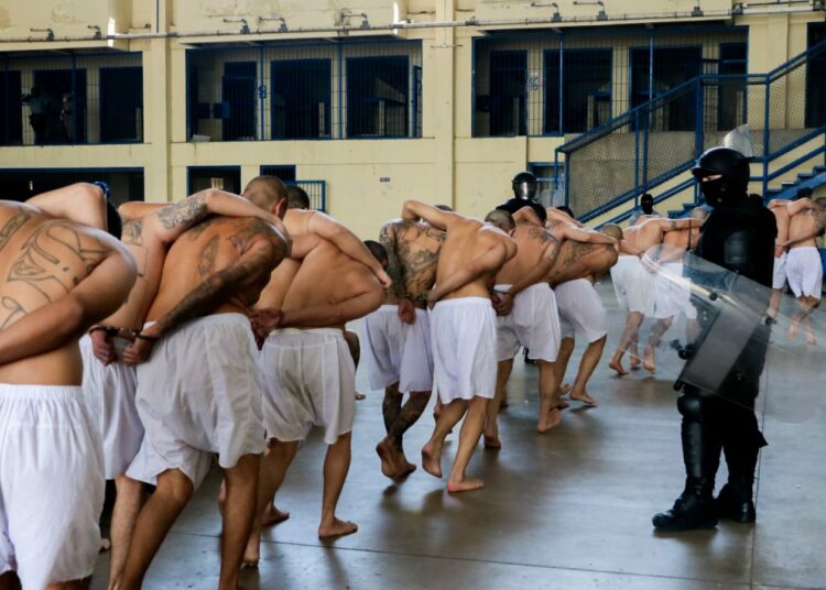 Alcaldes y congresistas peruanos viajan a El Salvador para conocer medidas de Bukele contra la inseguridad