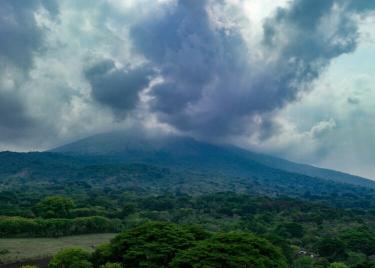 Autoridades monitorean nuevo proceso de gasificación del volcán Chaparrastique