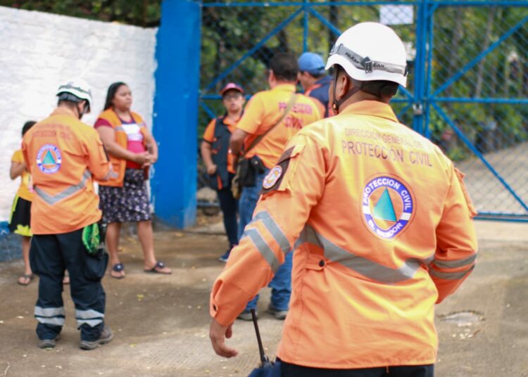 Gobierno habilita 31 albergues ante el aumento de actividad del volcán Chaparrastique
