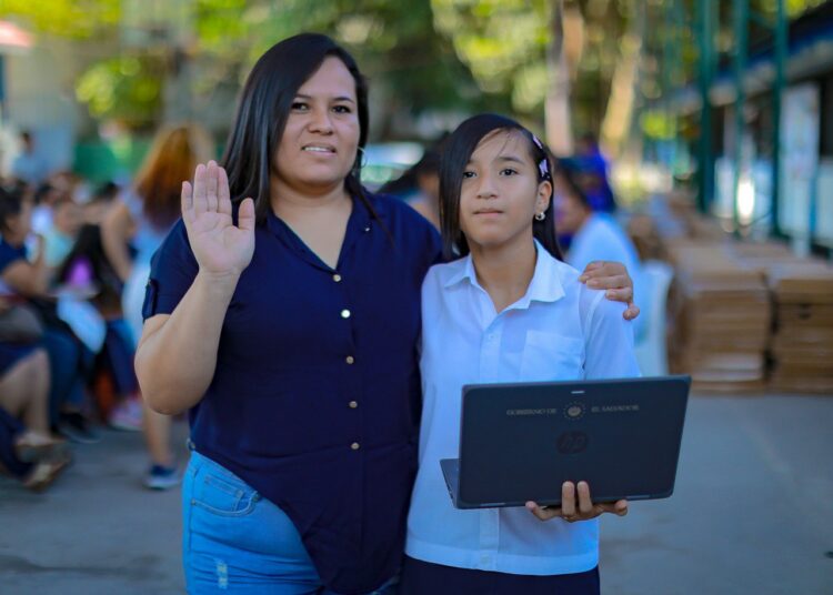 MINED entrega computadoras a más de 400 estudiantes de San Marcos