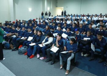 Primer contingente salvadoreño parte ahora a Estados Unidos