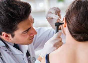 Una mujer va al médico por molestias en el oído y descubren a una araña viviendo en su interior