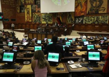 Asamblea de Ecuador pide ser restituida por orden constitucional, ya hay posible fecha para los comicios adelantados