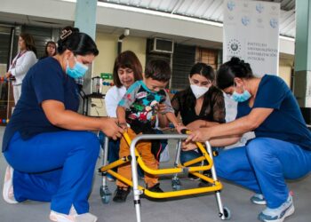 ISRI entrega andaderas pediátricas y sillas de ruedas a la niñez que se rehabilita en la institución