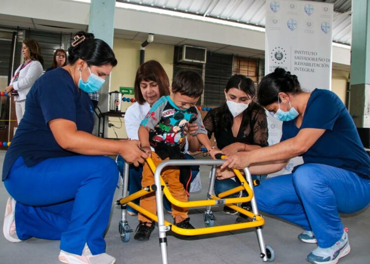 ISRI entrega andaderas pediátricas y sillas de ruedas a la niñez que se rehabilita en la institución