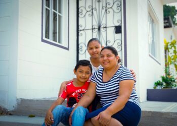 Ministra Michelle Sol hace entrega de viviendas a familias reubicadas en Lomas de Candelaria