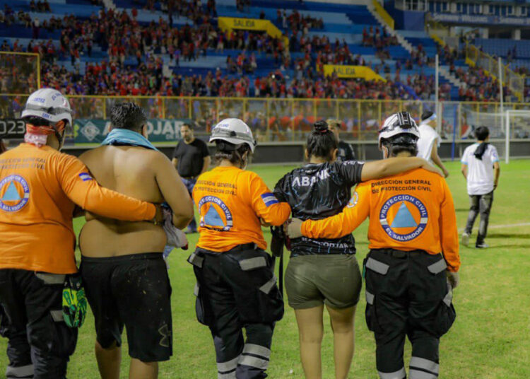Atienden más de 500 personas en emergencia ocurrida en el Estadio Cuscatlán
