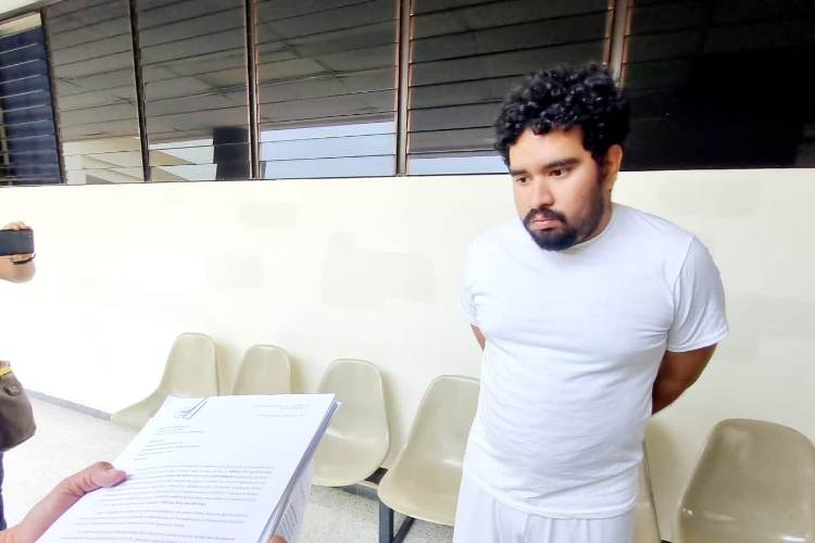 Otras 43 personas presentan demanda contra presunto tramitador de visas EEUU