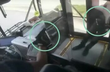 (IMÁGENES FUERTES) Una discusión entre un conductor de autobús y un pasajero termina en un tiroteo en EE.UU.