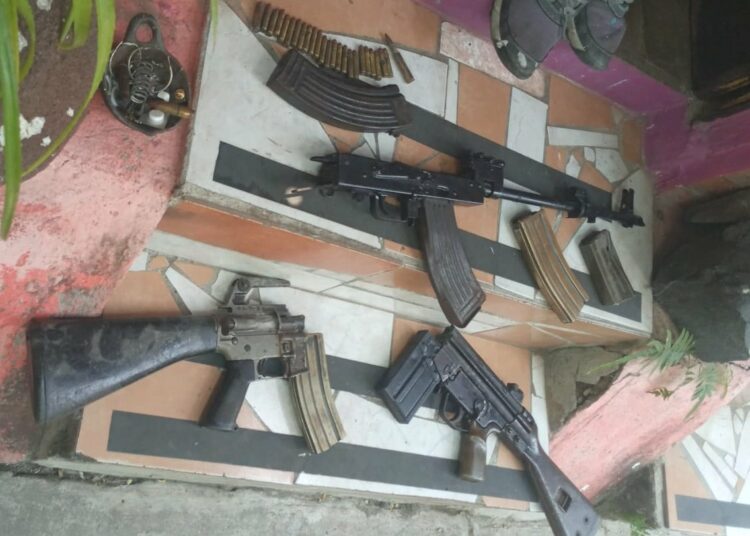 Encuentran fusiles y municiones en una vivienda de Ilopango