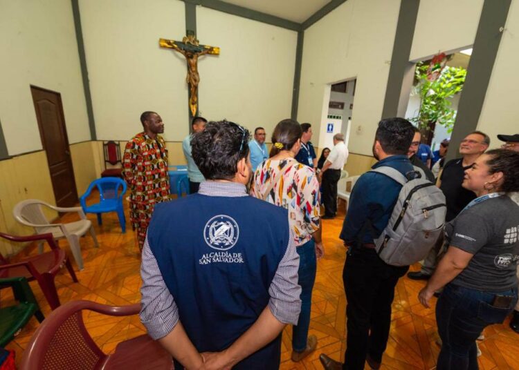 Delegados internacionales visitan el Centro Histórico de San Salvador